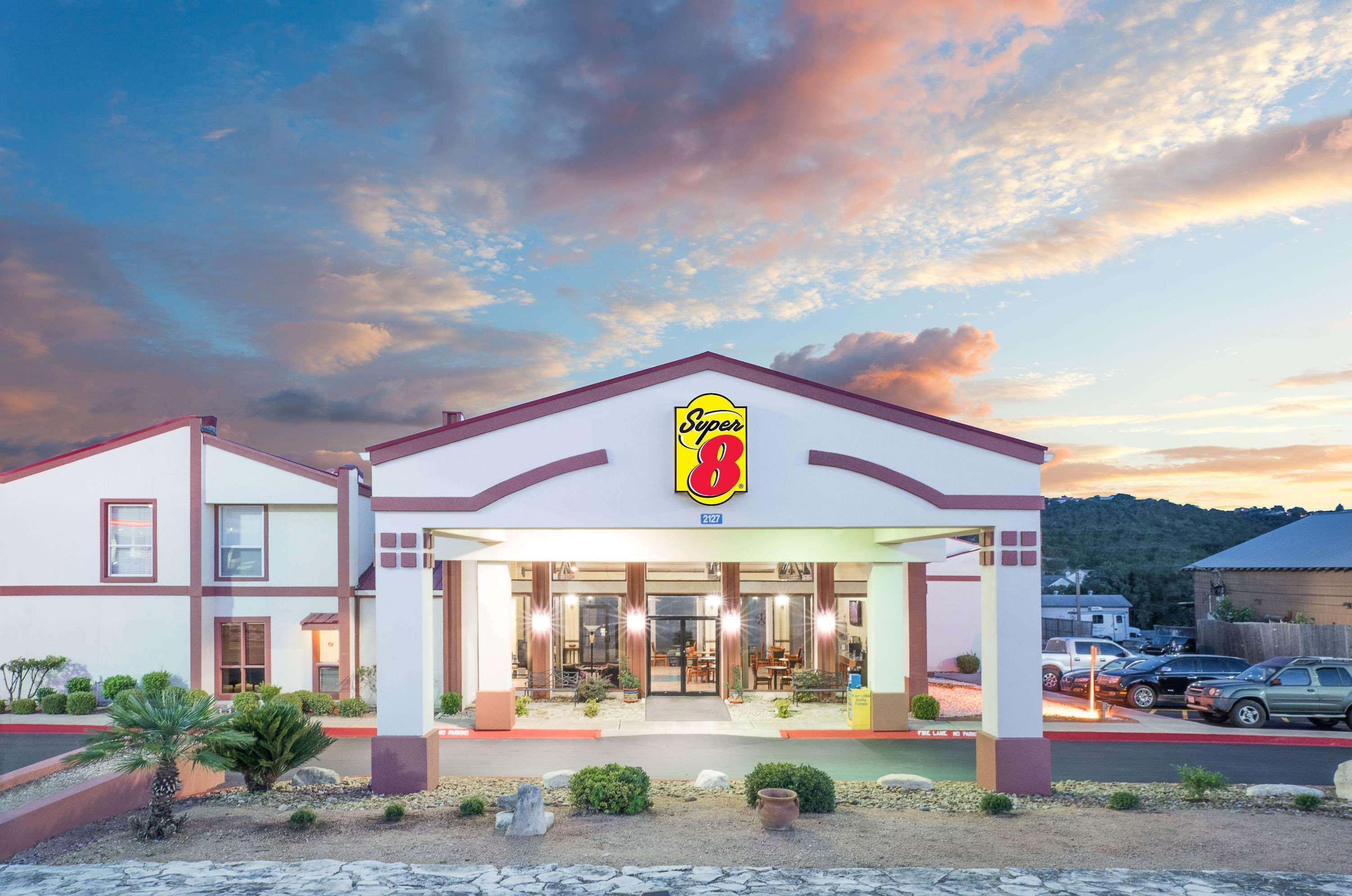 Super 8 By Wyndham Kerrville Tx Exteriér fotografie